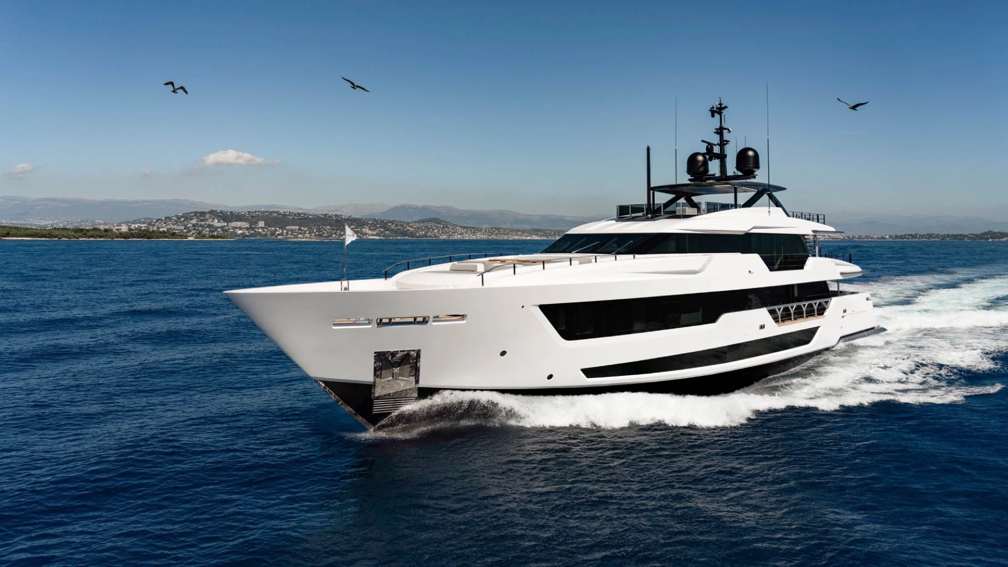 Custom Line Saetta 140'