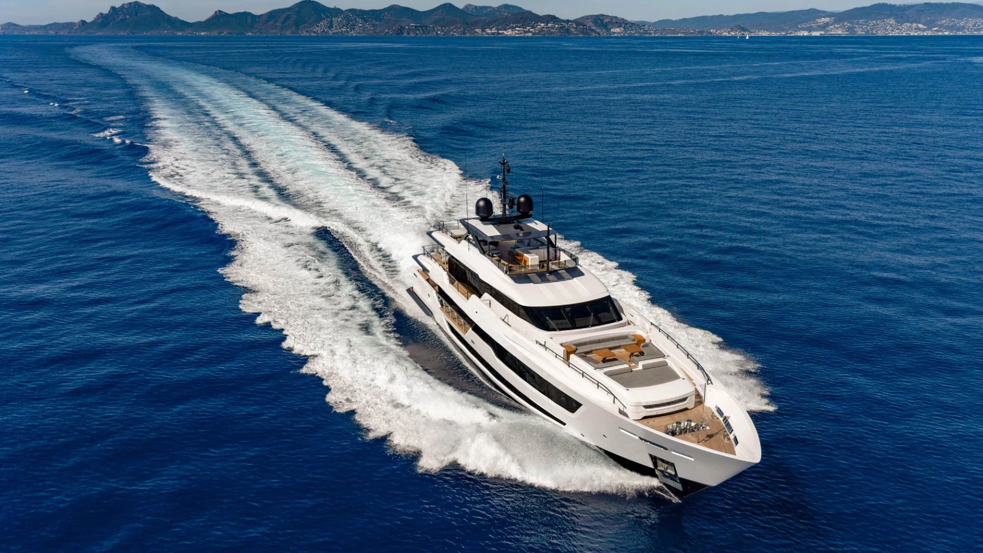 Custom Line Saetta 140'