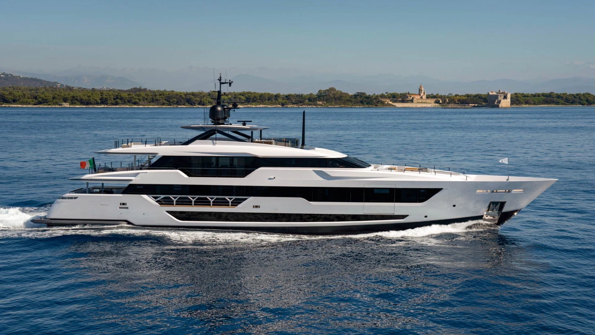 Custom Line Saetta 140'