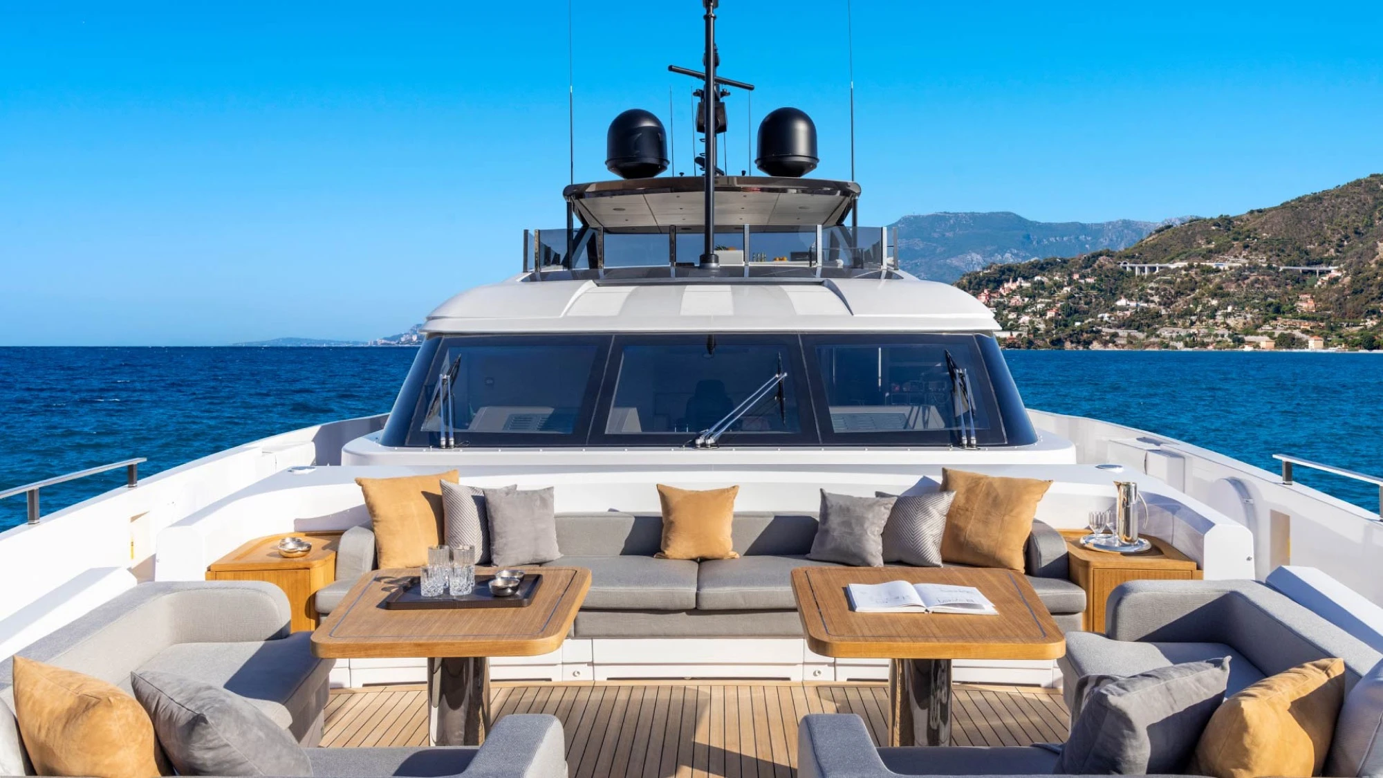 Custom Line Saetta 140'