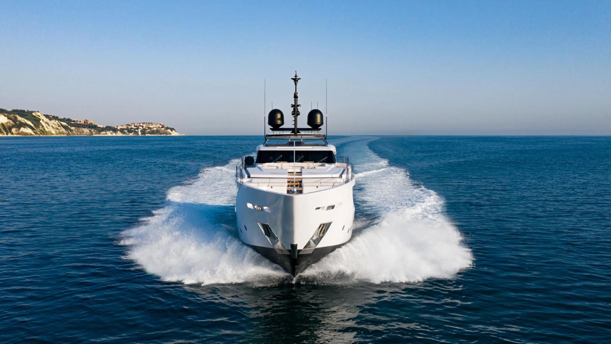 Custom Line Saetta 106'