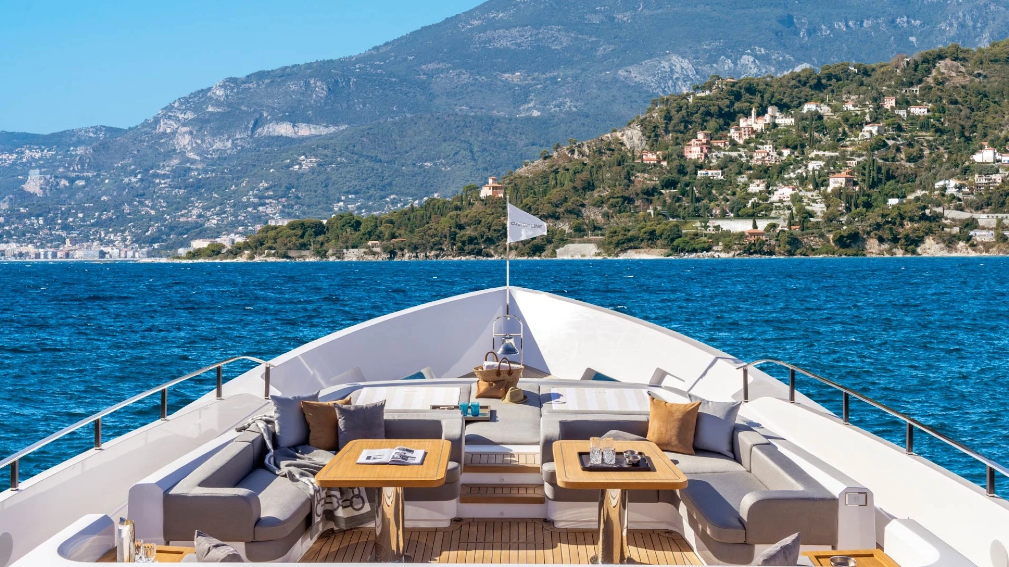 Custom Line Saetta 140'