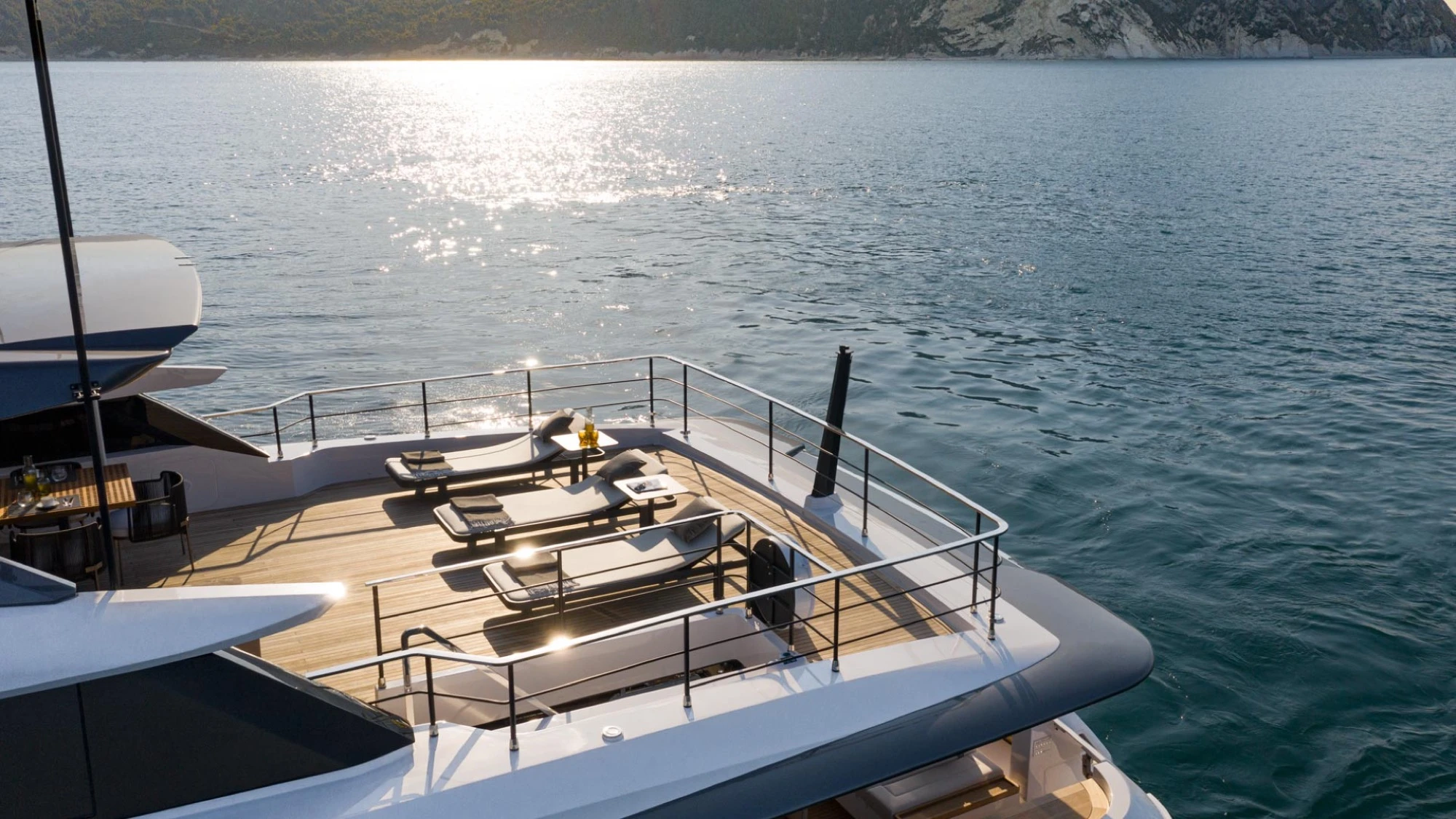 Custom Line Saetta 106'