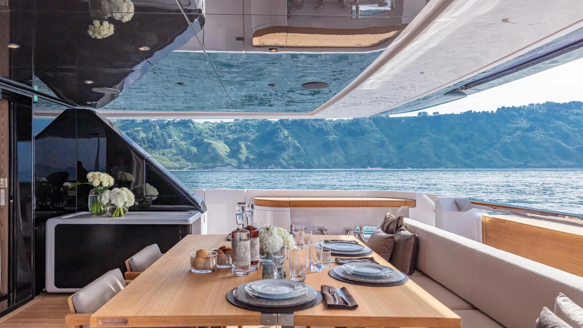 Custom Line Saetta 106'