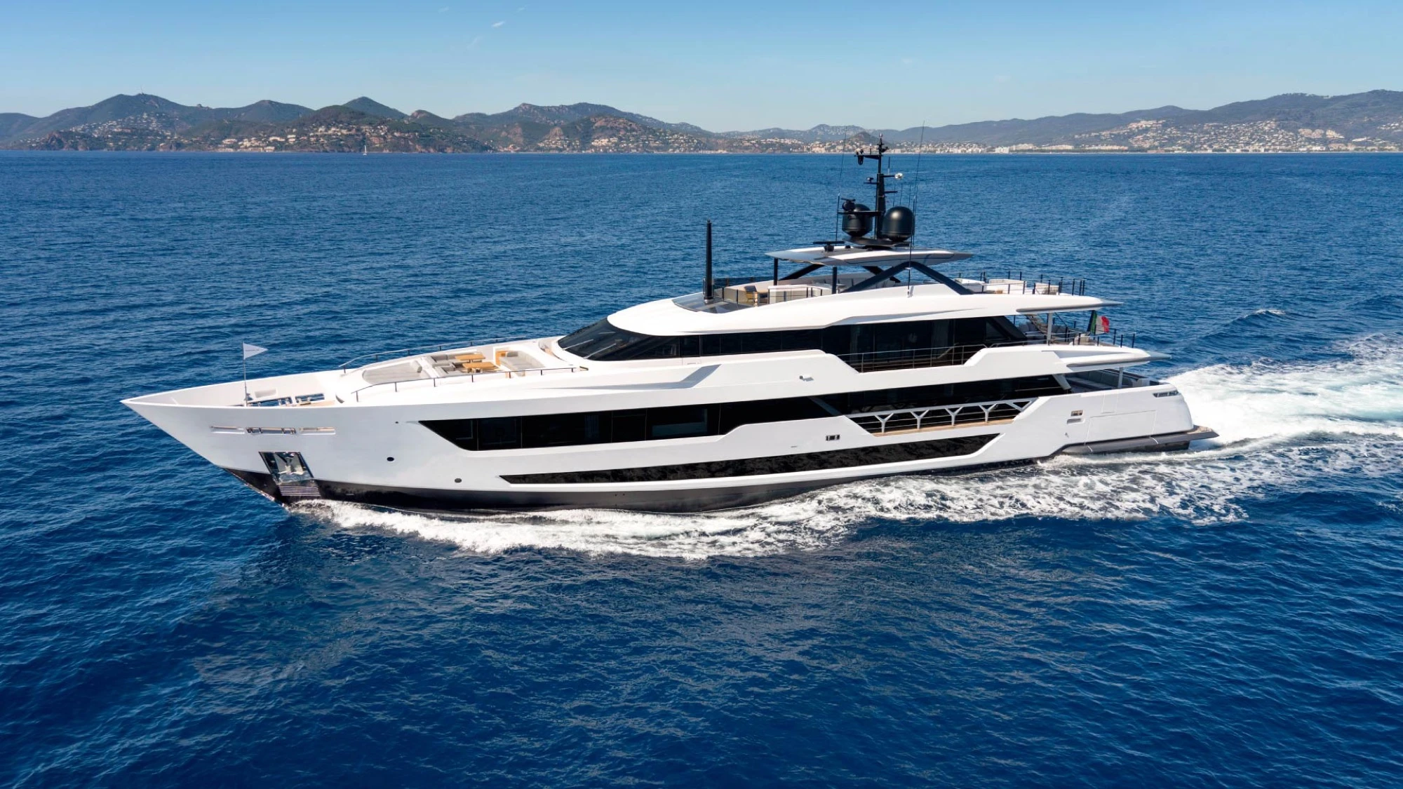 Custom Line Saetta 140'