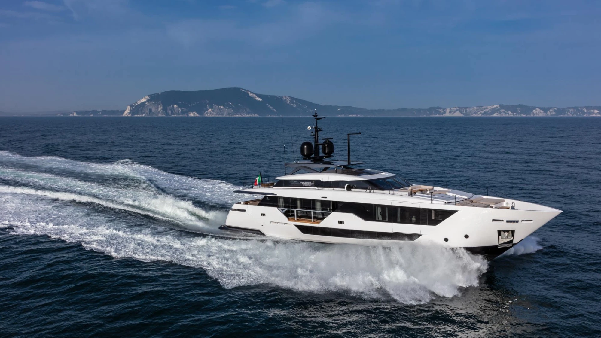 Custom Line Saetta 106'